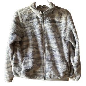 Sonoma Full Zip Fleece Jacket Womens
XL Lightwieght 100% Polyester Gray & White